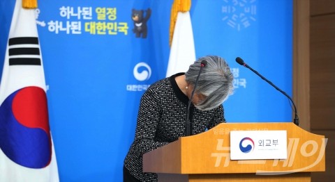 文대통령 “한일 위안부 합의, ‘중대한 흠결’ 확인됐다”