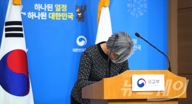 文대통령 “한일 위안부 합의, ‘중대한 흠결’ 확인됐다”