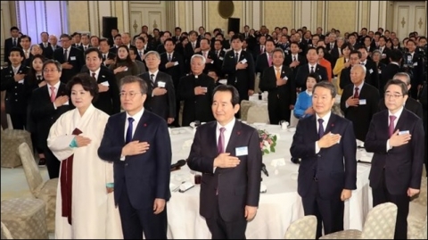 文대통령 “2017 촛불혁명, 세계사적 쾌거··· 2018 새해 양극화 해소 전환점”