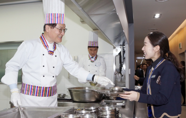 위성호 신한은행장이 2일 오후 서울 세종대로 본점 구내식당에서 임직원들에게 새해맞이 떡국을 배식하고 있다. 사진=신한은행 제공