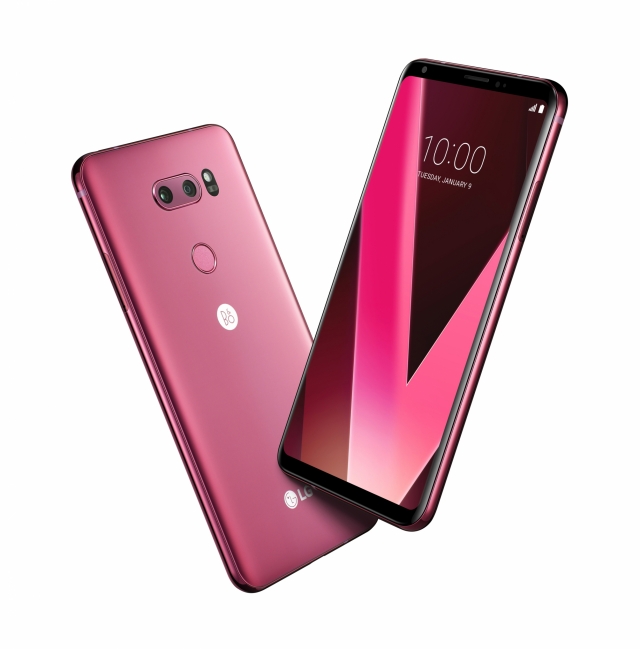 LG전자가 미국 라스베이거스에서 열리는 세계 최대 가전전시회 ‘CES 2018’에서 프리미엄 스마트폰 LG V30의 새로운 색상인 ‘라즈베리 로즈’를 공개했다. 사진=LG전자 제공
