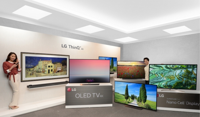 LG전자가 인공지능(AI)을 탑재한 ‘올레드 TV 씽큐(ThinQ)’, ‘슈퍼 울트라HD TV 씽큐’ 등 2018년형 ‘씽큐 TV’를 CES 2018에서 공개한다. ‘LG 씽큐 TV’는 독자 인공지능 플랫폼인 ‘딥씽큐(DeepThinQ)’와 구글의 인공지능 비서 ‘구글 어시스턴트(Google Assistant)’를 탑재해 더욱 편리하고 다채로운 TV 사용 경험을 제공한다. 사진=LG전자 제공.