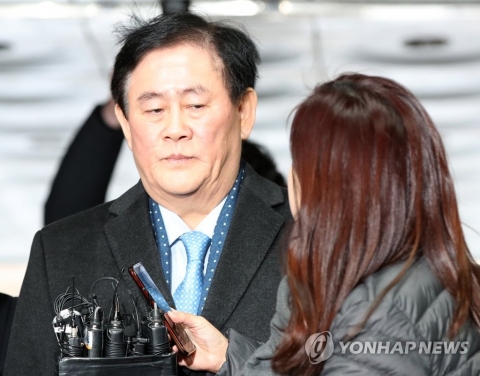 최경환, 영장심사 출석···국정원 뇌물 수수 의혹 공방
