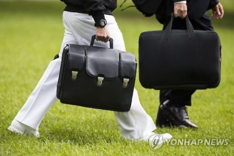 美 언론 “트럼프 대통령은 핵 단추 아닌 핵 가방 갖고 있어”