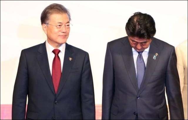 문재인 대통령과 아베 신조 일본 총리. 사진=연합뉴스 제공