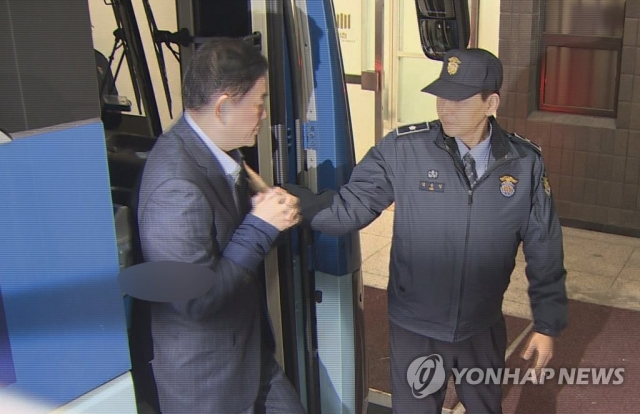 ‘국정원 뇌물수수’ 최경환, 구속 후 첫 검찰 조사