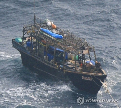 울릉도 앞바다서 ‘시신 4구’ 북한 목선 발견