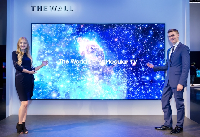 삼성전자는 7일 미국 라스베이거스 엔클레이브 컨벤션 센터에서 전 세계 300여명의 미디어가 모인 가운데 세계 최초로 ‘마이크로 LED 기술’을 적용한 146형 모듈러(Modular) TV ‘더 월(The Wall)’과 ‘AI 고화질 변환 기술’이 탑재된 85형 8K QLED TV를 공개하고 미래 스크린의 방향을 제시했다.사진=삼성전자 제공.