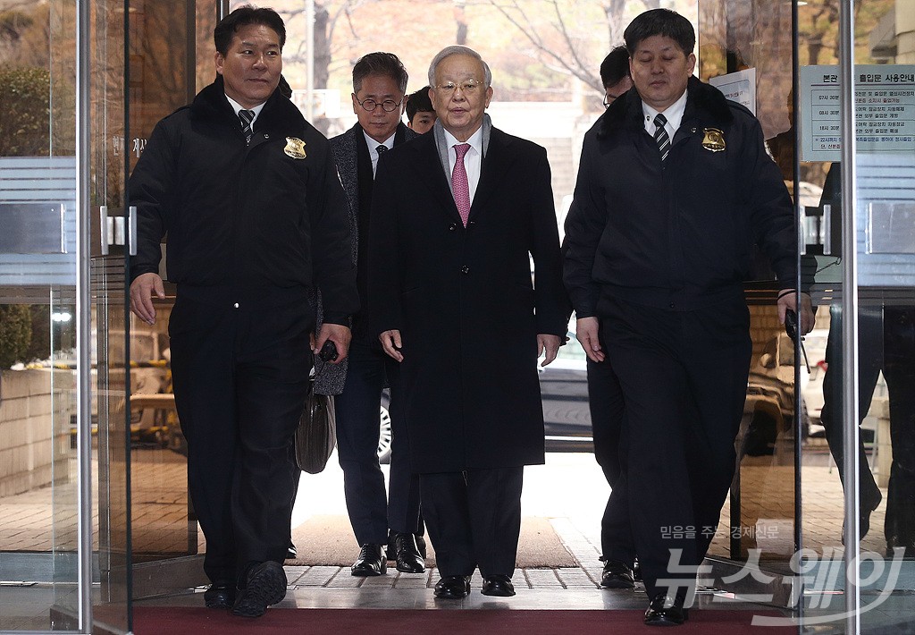 [NW포토]‘박근혜 국정농단 재판에 증인 출석하는 손경식 CJ그룹 회장’