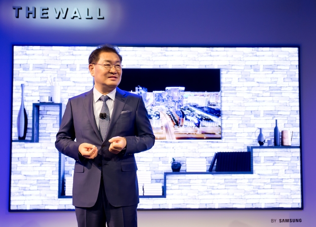 삼성전자 영상디스플레이사업부장 한종희 사장이 ‘삼성 퍼스트 룩 2018(Samsung First Look 2018)’ 행사장에서 마이크로LED 기술기반으로 만든 146형 세계최초 모듈러 TV ‘더 월’을 소개하고 있다.사진=삼성전자 제공.