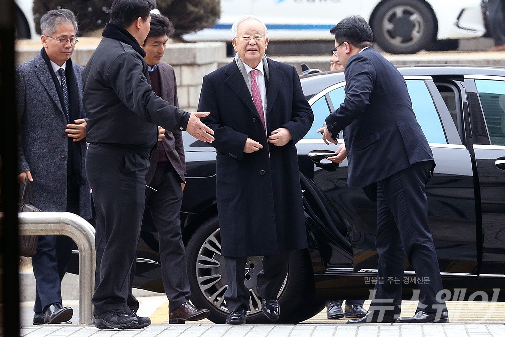 [NW포토]박근혜 전 대통령 재판에 증인 출석하는 손경식 CJ그룹 회장