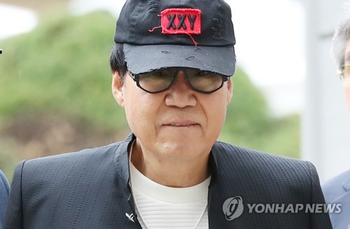 가수 조영남, 또 다른 ‘그림 대작’ 혐의로 재판