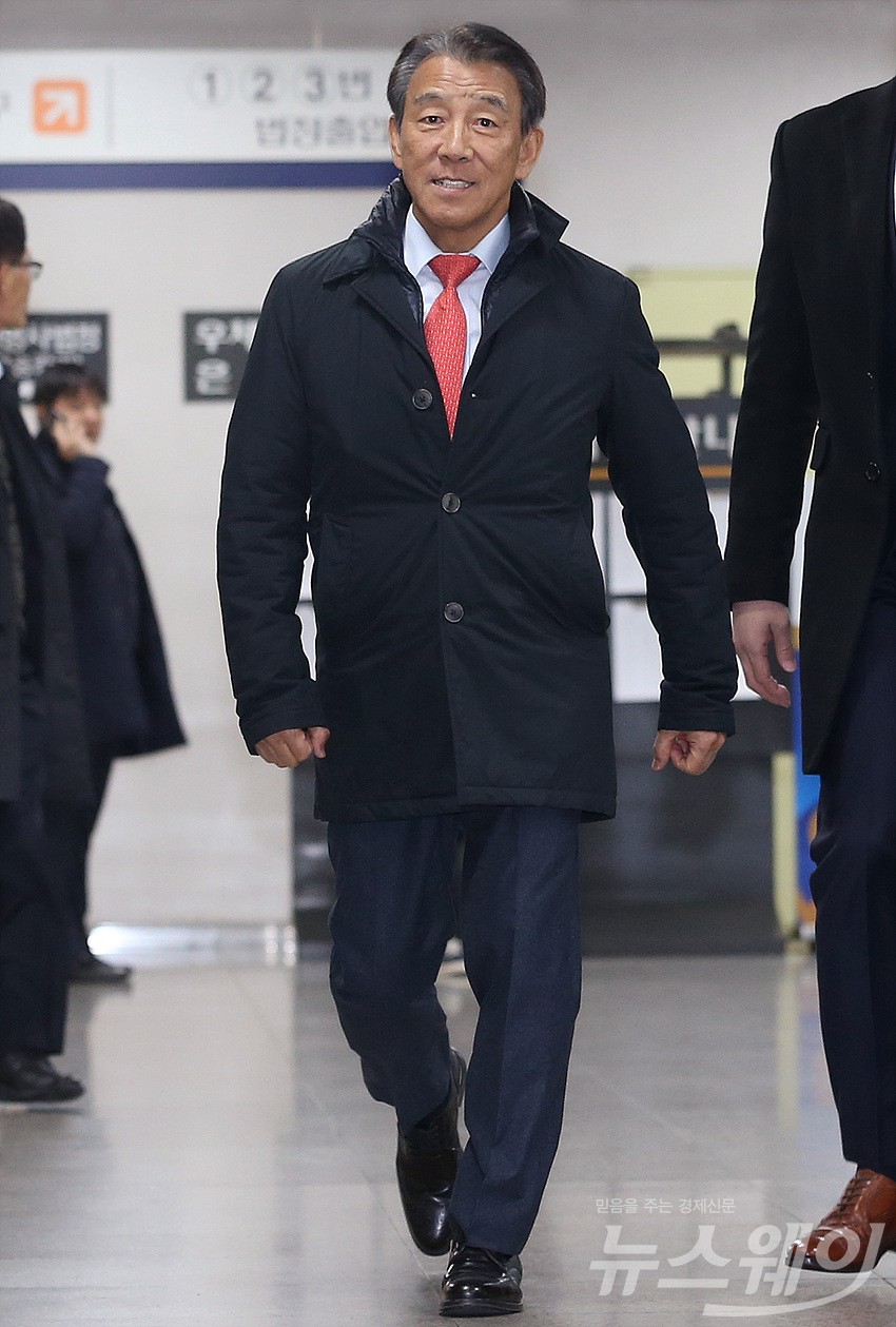 [NW포토]법정 향하는 김창근 SK이노베이션 회장