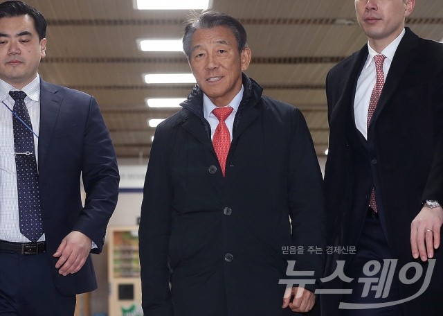 증인 출석한 김창근 SK이노베이션 회장