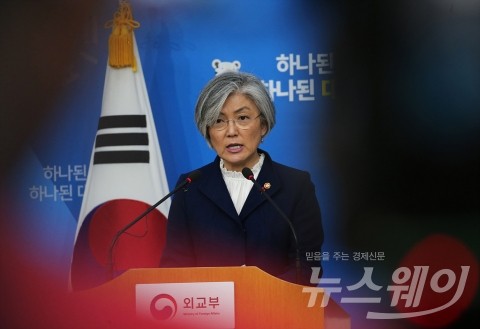 강경화 “日 백색국가 제외 결정, 엄중히 우려”