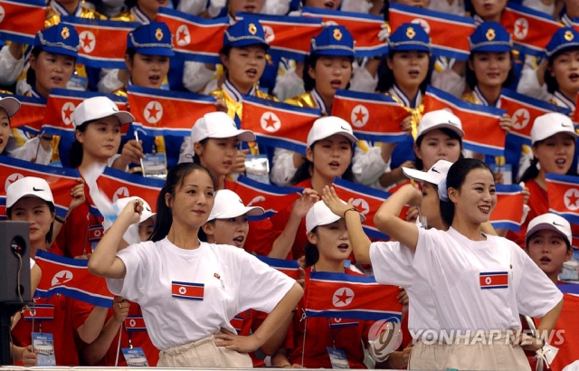 2002년 부산 아시안게임 당시 북한 응원단. 사진 = 연합뉴스 제공