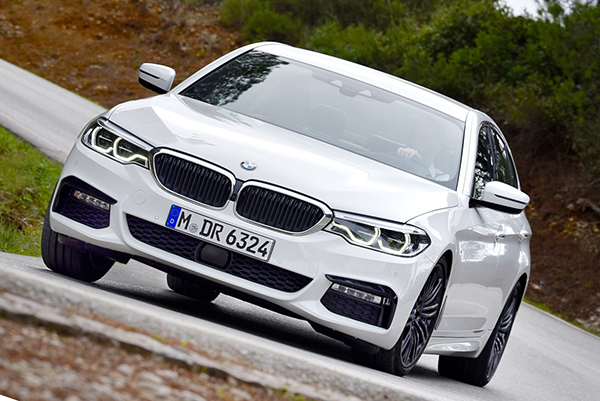 BMW 뉴 540i xDrive M 스포츠 패키지 플러스 는 신형 BMW 트윈파워 터보 직렬 6기통 가솔린 엔진을 탑재하여 이전보다 34마력이 상승된 최고출력 340마력, 최대토크 45.9kg·m의 강력한 힘을 발휘한다. 사진=BMW 제공