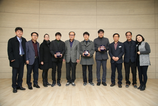 구례군 이장단, 공공비축미곡 매입 검사원에게 감사패 전달