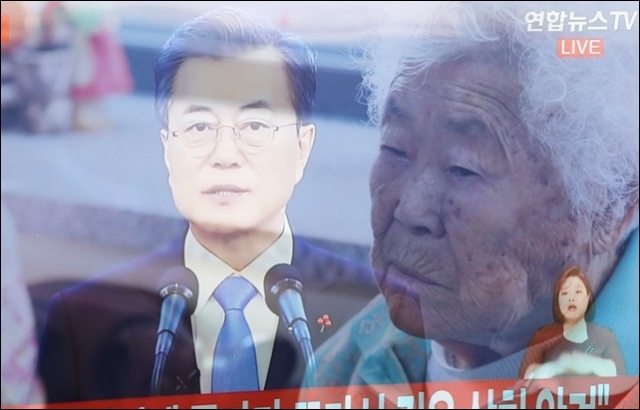 문재인 대통령 신년 기자회견 시청하는 이옥선 할머니의 모습. 사진=연합뉴스 제공