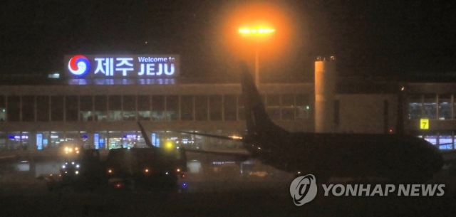 제설 작업 중인 제주공항. 사진 = 연합뉴스 제공