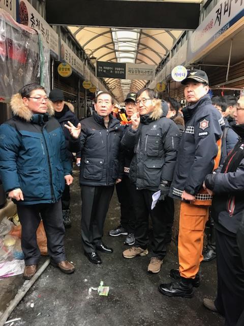13일 박원순 서울시장은 전날 불이 난 동대문구 청량리시장을 찾았다. (사진 = 서울시 제공)