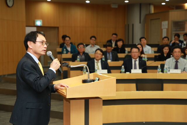 허정수 KB생명 사장이 12일 서울 여의도 본사에서 열린 ‘2018년 경영전략회의’에 참석해 올해 경영전략방향을 설명하고 있다.