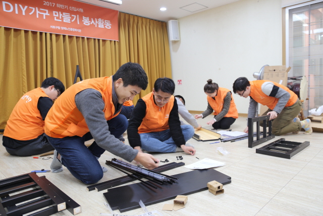 한화손해보험 신입사원들이 12일 서울 서초구에 위치한 한 경로당에서 노인들을 위한 가구를 조립하고 있다.