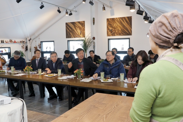 농촌진흥청 라승용 청장, 쑥부쟁이로 6차 산업 이룬 구례군 방문 기사의 사진