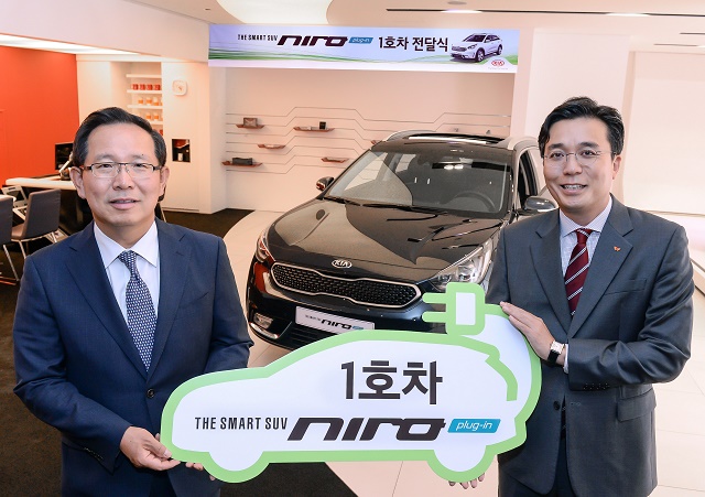 지난해 김유석(오른쪽) 전무는 기아차 니로 PHEV 1호차 주인공으로 선정된 바 있다. 사진=기아차 제공