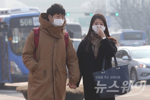 “마스크 필수” 미세먼지에 황사까지···비상저감조치 발령