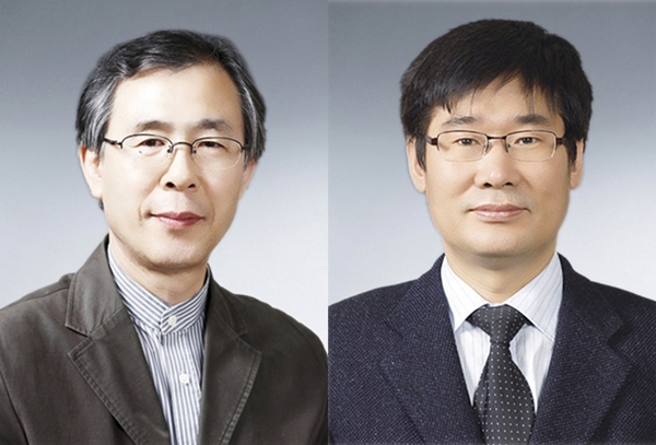 대구가톨릭대 IT공학부 조용현 교수(왼쪽)와 바이오메디대학 이상구 행정실장(박사,오른쪽).(사진제공=대구가톨릭대학교)