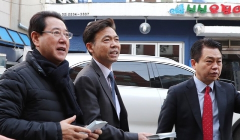 ‘장하성 정책실장’에 ‘홍장표 경제수석’까지··· 소상공인 스킨십 넓히는 靑
