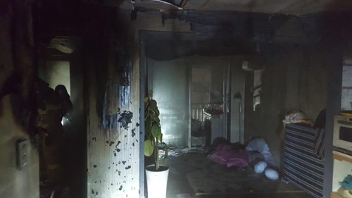 창원 아파트서 화재···집 주인 의식 불명. 사진 = 연합뉴스 제공