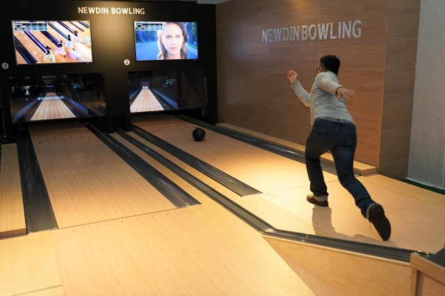 스크린볼링 시스템인 '뉴딘VR볼링' 시연회에 참석한 예비창업자가 직접 체험하고 있다.