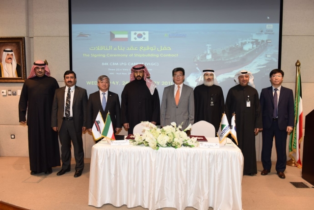 현대중공업그룸이 쿠웨이트 국영선사 KOTC(Kuwait Oil Tanker Company)사와 8만4000입방미터(㎥)급 초대형 LPG운반선 수주 계약에 성공했다. 24일 쿠웨이트 KTOC 본사에서 진행된 초대형 LPG운반선 계약식에서 관계자들이 서명하고 있다. 우측 네 번째부터 현대중공업 가삼현 사장, KOTC 셰이크 탈랄 칼레드 알-아마드 알-사바 CEO, 유연철 주쿠웨이트 대사. (사진=현대중공업그룹 제공)