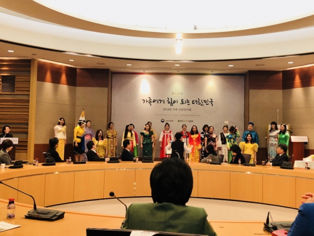 아시아소리모아합창단이 23일 2018년 여성가족부 가족신년회에 초청받아 공연하고 있다.