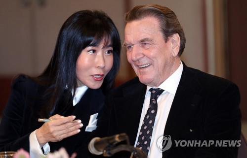 게르하르트 슈뢰더 전 독일 총리가 한국인 연인 김소연 씨와 연내 결혼하겠다고 밝혔다. 사진 = 연합뉴스 제공