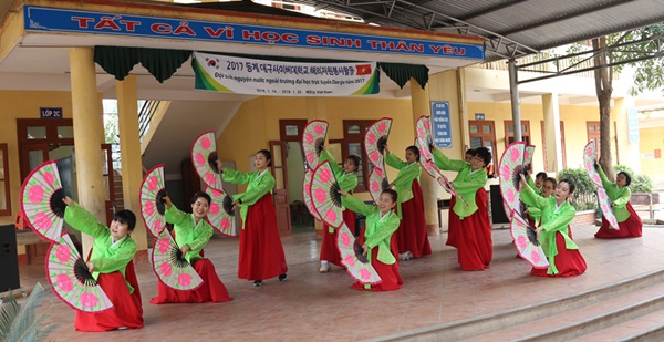 해외봉사단의 문화교류활동 프로그램인 ‘부채춤’이 선보여지고 있다.(사진제공=대구사이버대)