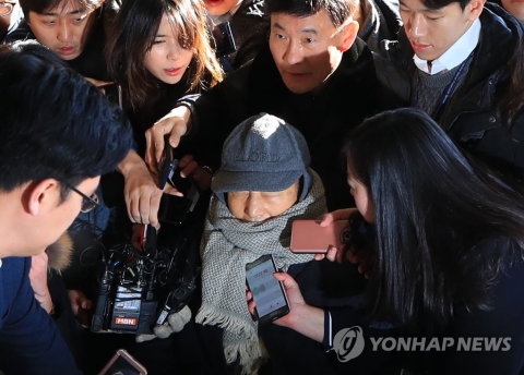 ‘국정원 불법 자금 수수 혐의’ 이상득, 휠체어 타고 檢 출석