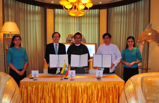 NH농협금융이 지난 26일 미얀마 재계 1위 그룹인 HTOO그룹과 사업협력 MOU를 체결했다. 사진=NH농협금융 제공