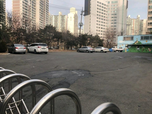 신도림 성당서 후진하던 승용차, 텐트 덮쳐···1명 사망 10명 부상. 사진=연합뉴스