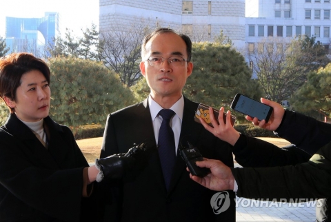 문무일 검찰총장 “여검사 성추행 의혹, 철저한 진상조사 약속”