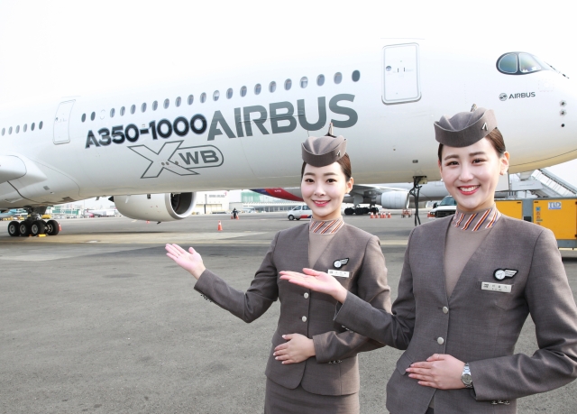 30일 김포공항에서 아시아나항공 캐빈승무원이 A350-1000 항공기를 소개하고 있다. 사진=아시아나항공 제공