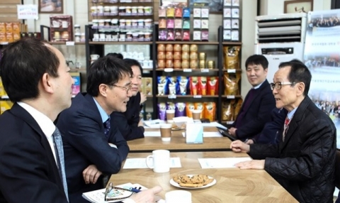 최저임금 현장 보폭 넓히는 장하성, 일자리 안정자금 신청도 받아내