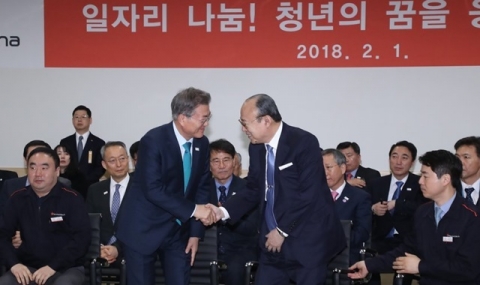 한화큐셀 방문한 文대통령 “취임 후 대기업에 처음 방문”