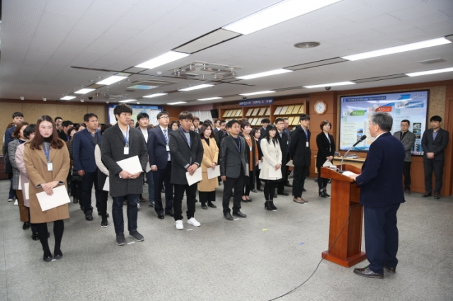 고흥군이 1일 기간제근로자 63명에 대한 정규직 임용장을 수여하고 있다.