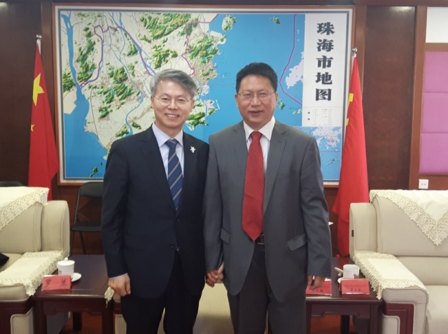 중국을 방문한 민형배 광산구청장(왼쪽)은 황문충 주하이시 부주석을 6일 만나, 신재생에너지·전기차 사업 활성화 협력 방안을 논의했다.