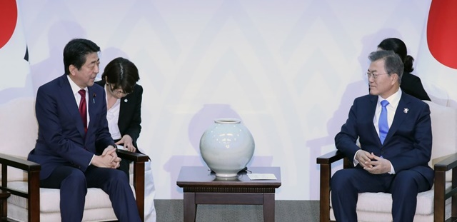 문재인 대통령과 아베 신조 일본 총리가 9일 만난 모습