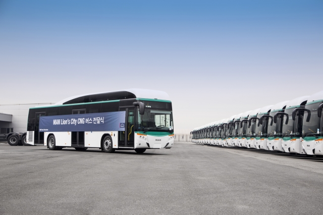 만트럭버스코리아가 선진그룹 김포운수와 수입 버스 최초의 CNG 저상버스 공급 계약이자 단일 모델 최대 규모의 ‘천연가스(CNG) 저상버스’ 총 30대 공급 계약을 체결하고 지난 8일 초도 물량 5대 인도를 시작했다. (사진=만트럭버스코리아 제공)