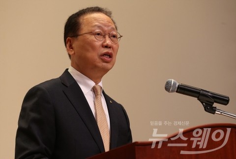 최흥식 금감원장 채용청탁 논란 증폭··· 靑 “관련 수석실서 살펴보는 중”